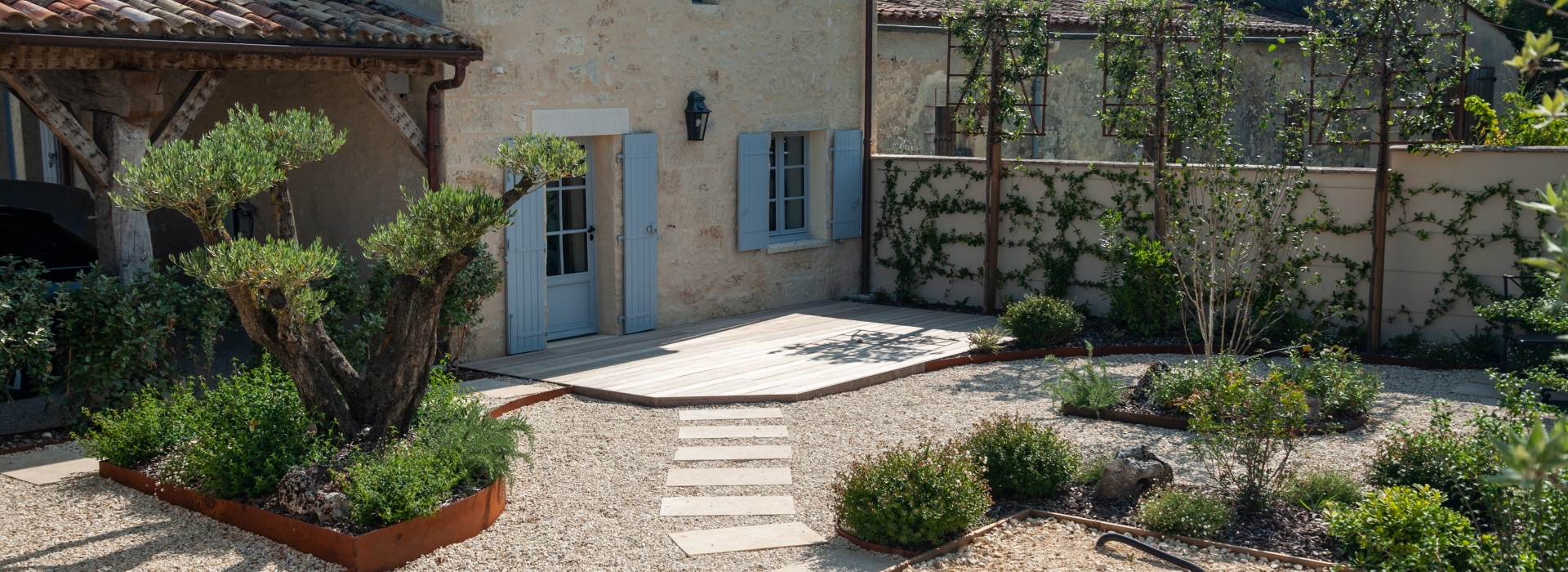 Aménagement paysager harmonieux autour d’une maison contemporaine