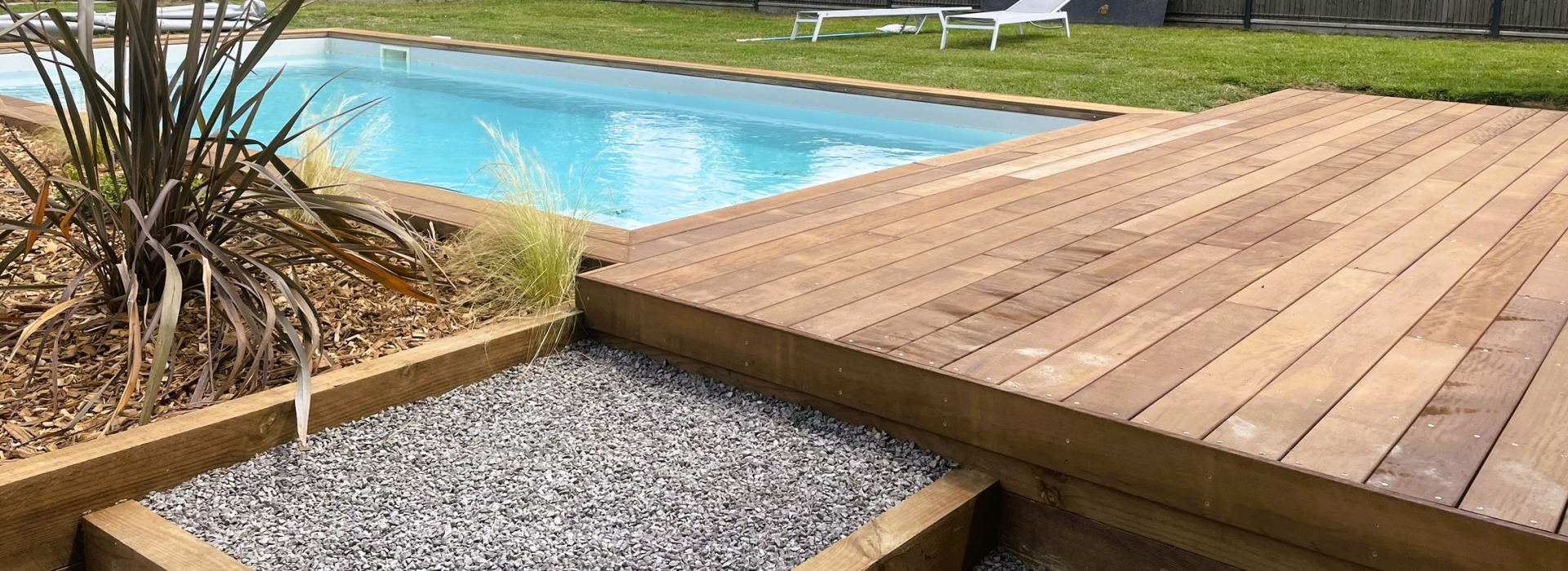 Construction de terrasse bois sur mesure pour espace extérieur structuré