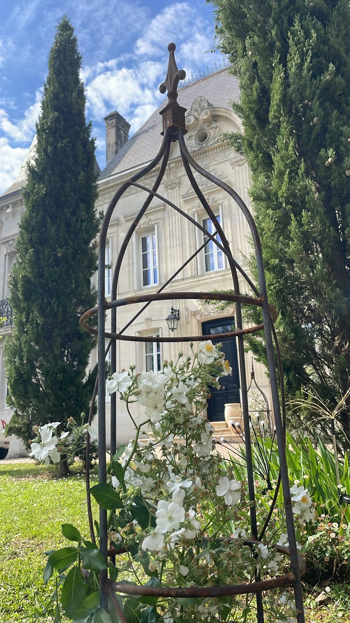 Jardin paysager moderne avec cheminement minéral près de Bordeaux