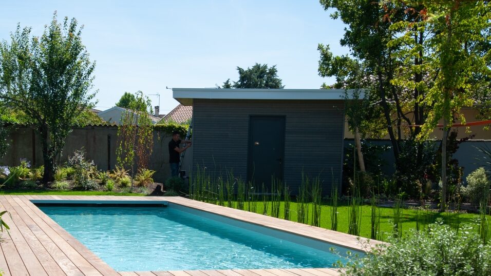 Installation de pergola bois sur mesure pour espace extérieur ombragé