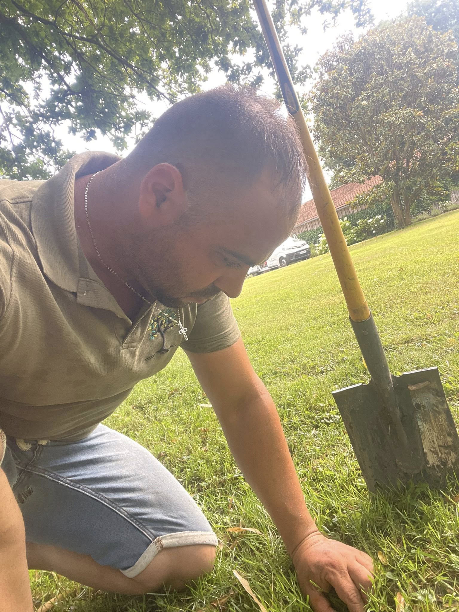 Maintenance préventive d’espace extérieur structuré avec terrasse bois