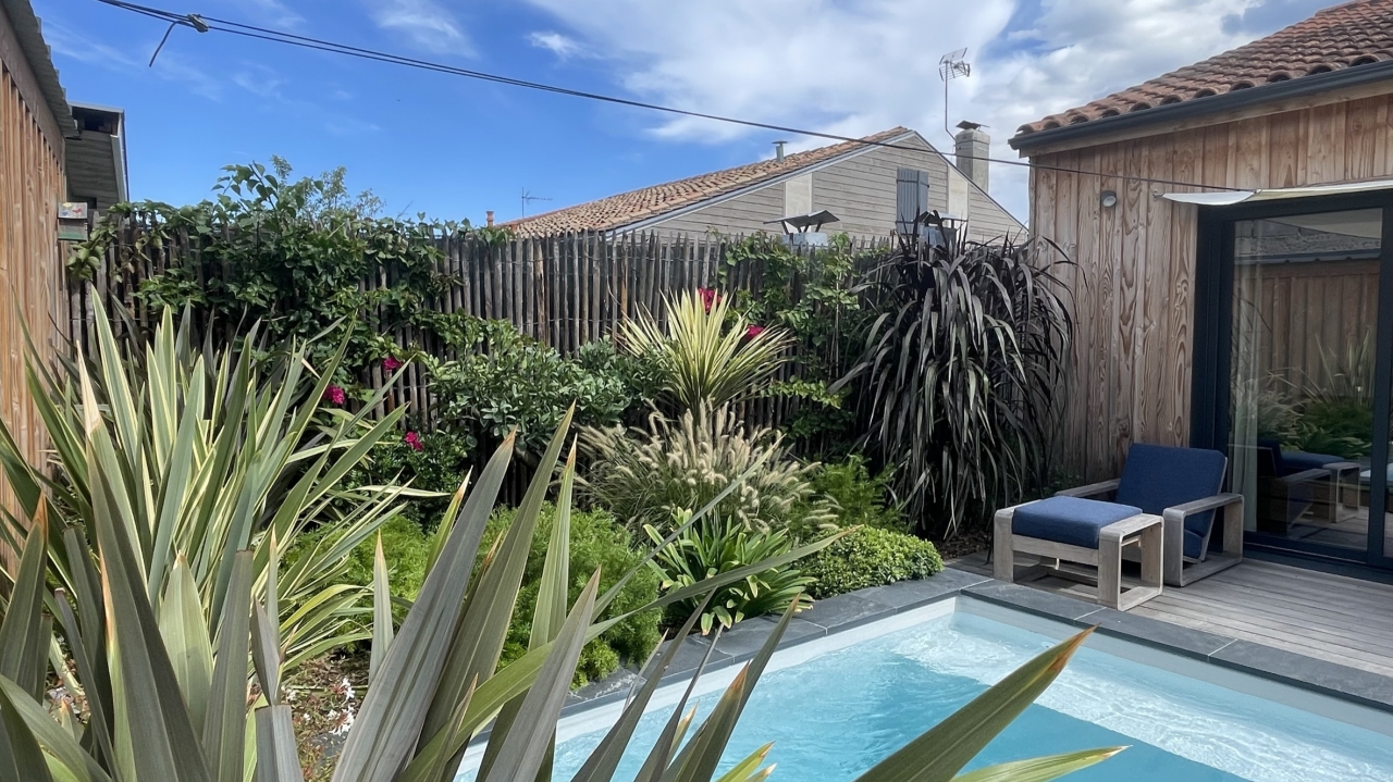 Clôture bois design pour délimitation élégante d’un jardin contemporain