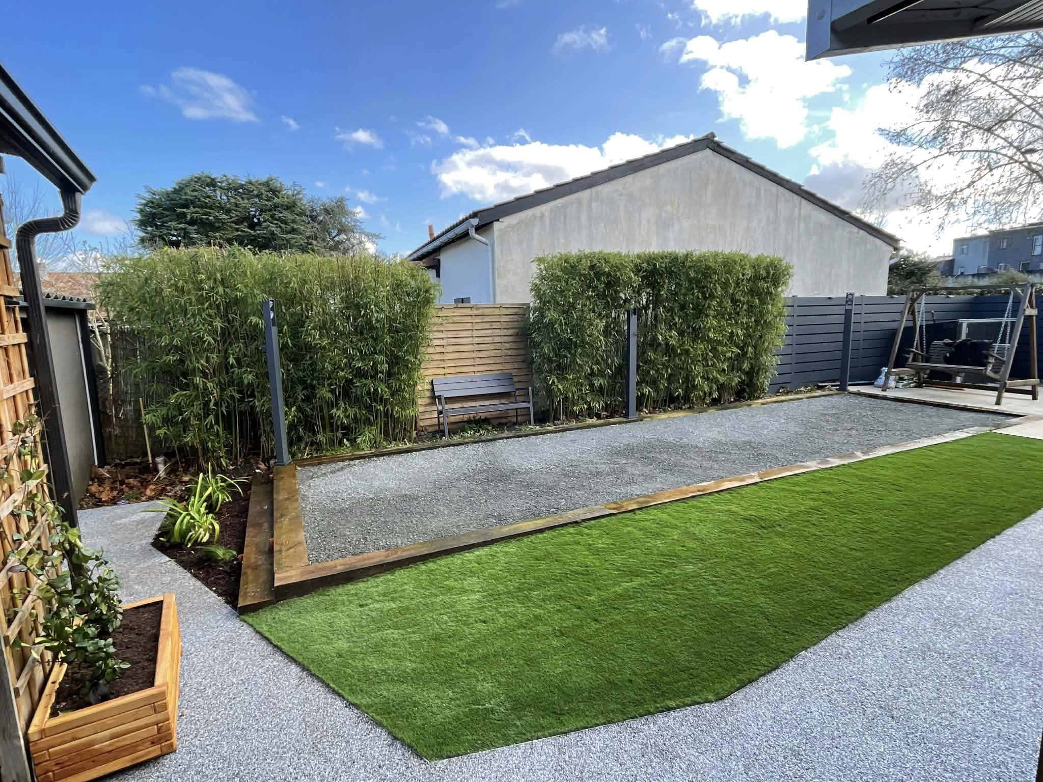 Réalisation de boulodrome paysager avec bordures bois et finition minérale