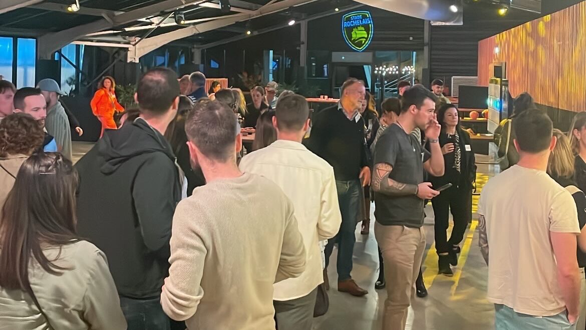 Aménagement végétal d’espace de réception avec plantes naturelles et pots design