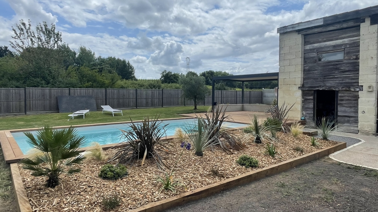 Ouvrage extérieur sur mesure combinant bois, métal et végétal à Bordeaux