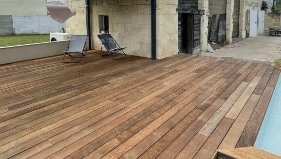 Création d’espace extérieur contemporain combinant bois et matériaux minéraux