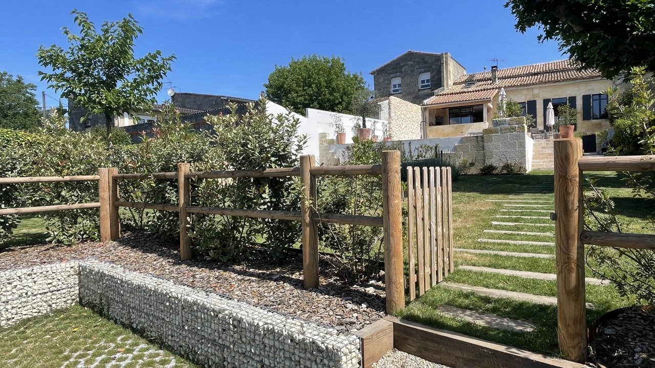 Création d’allée en gravier stabilisé pour structurer un jardin résidentiel