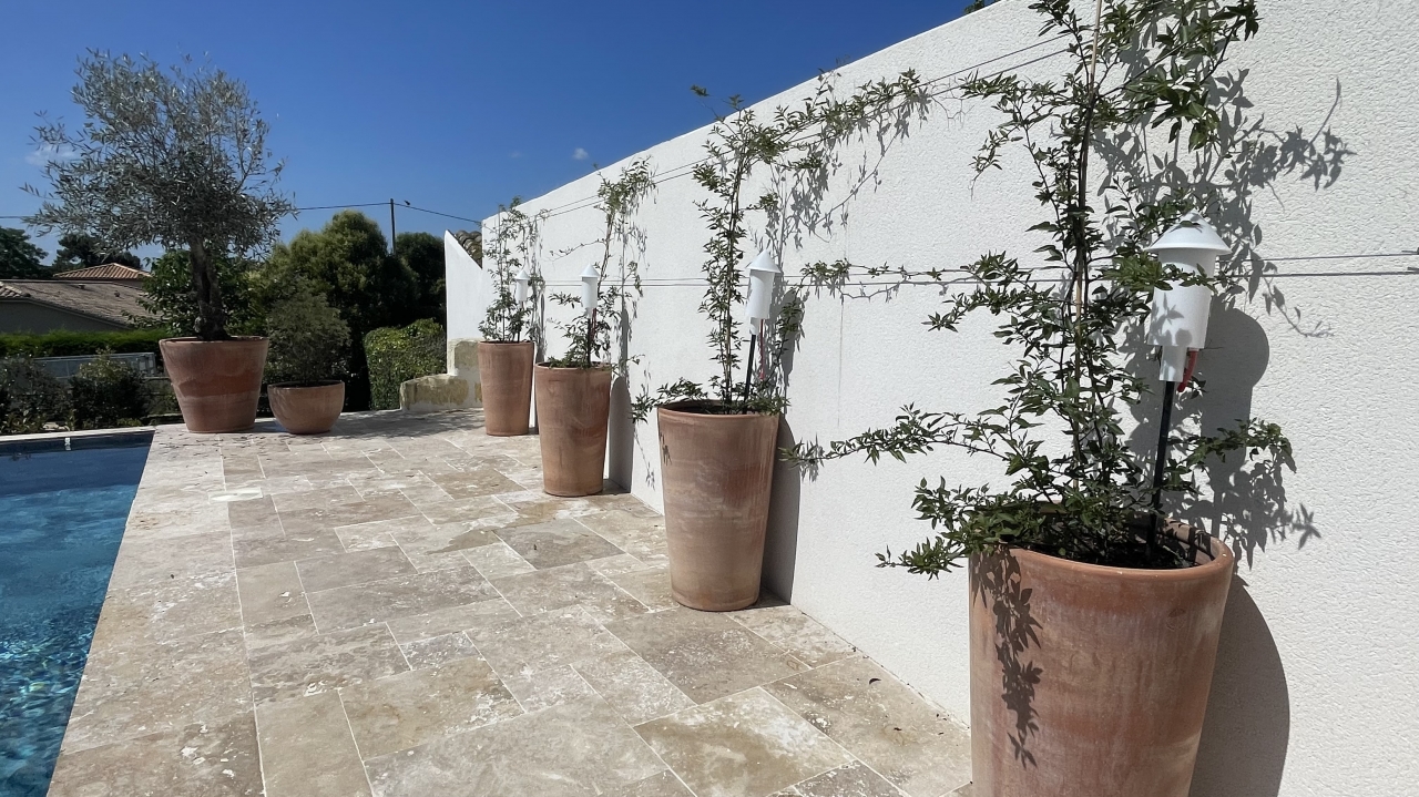 Création d’ombrage temporaire avec structure bois et toile tendue