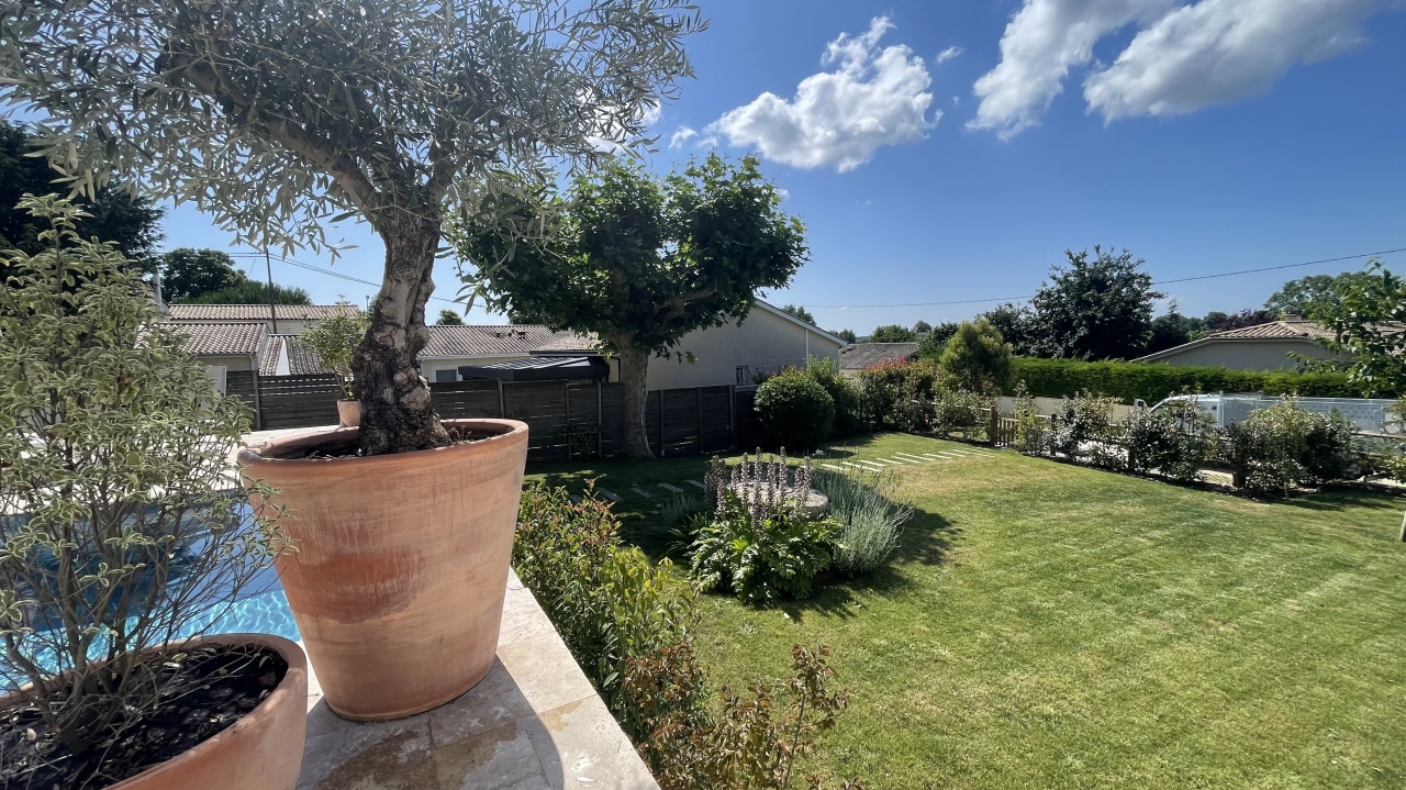 Installation de structures bois décoratives pour événement extérieur premium