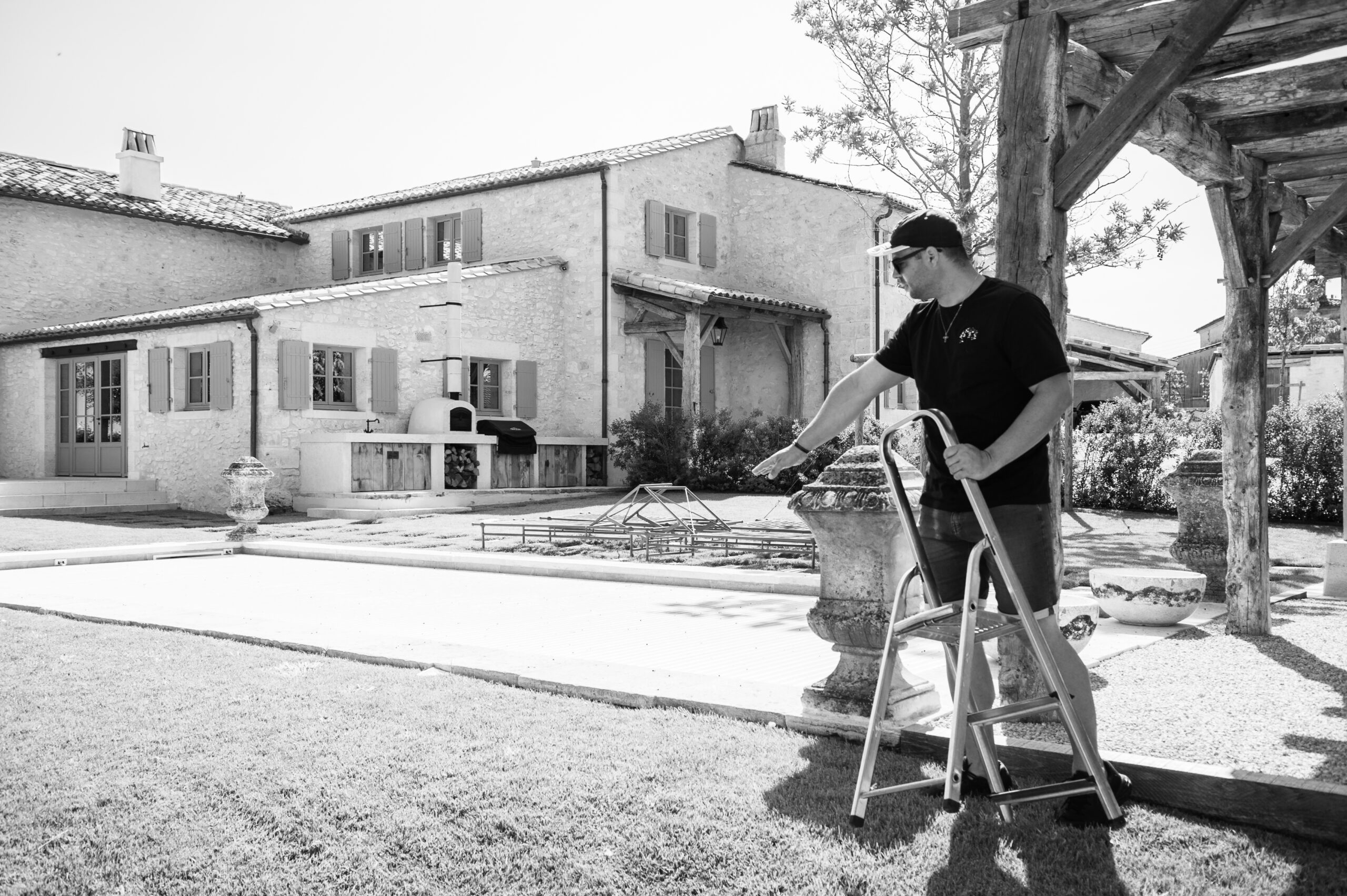 Mur végétal stabilisé intégré dans espace d’accueil professionnel en Gironde