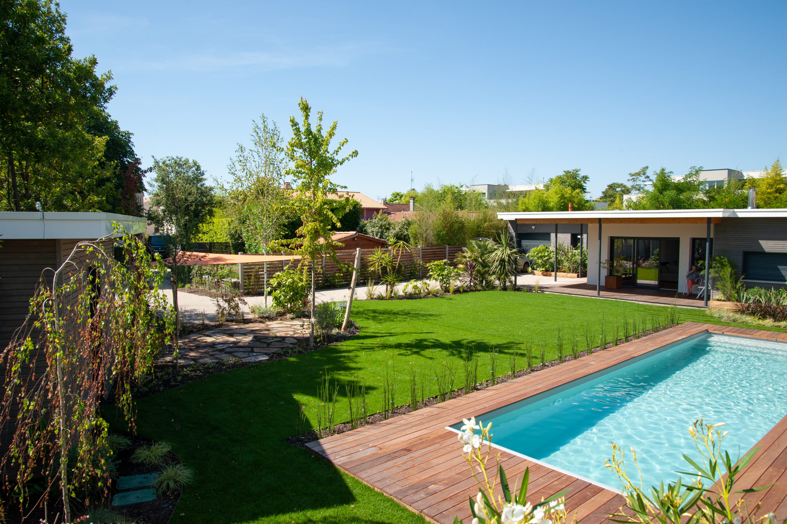 Jardin paysager haut de gamme réalisé à Libourne avec terrasse bois et plantations