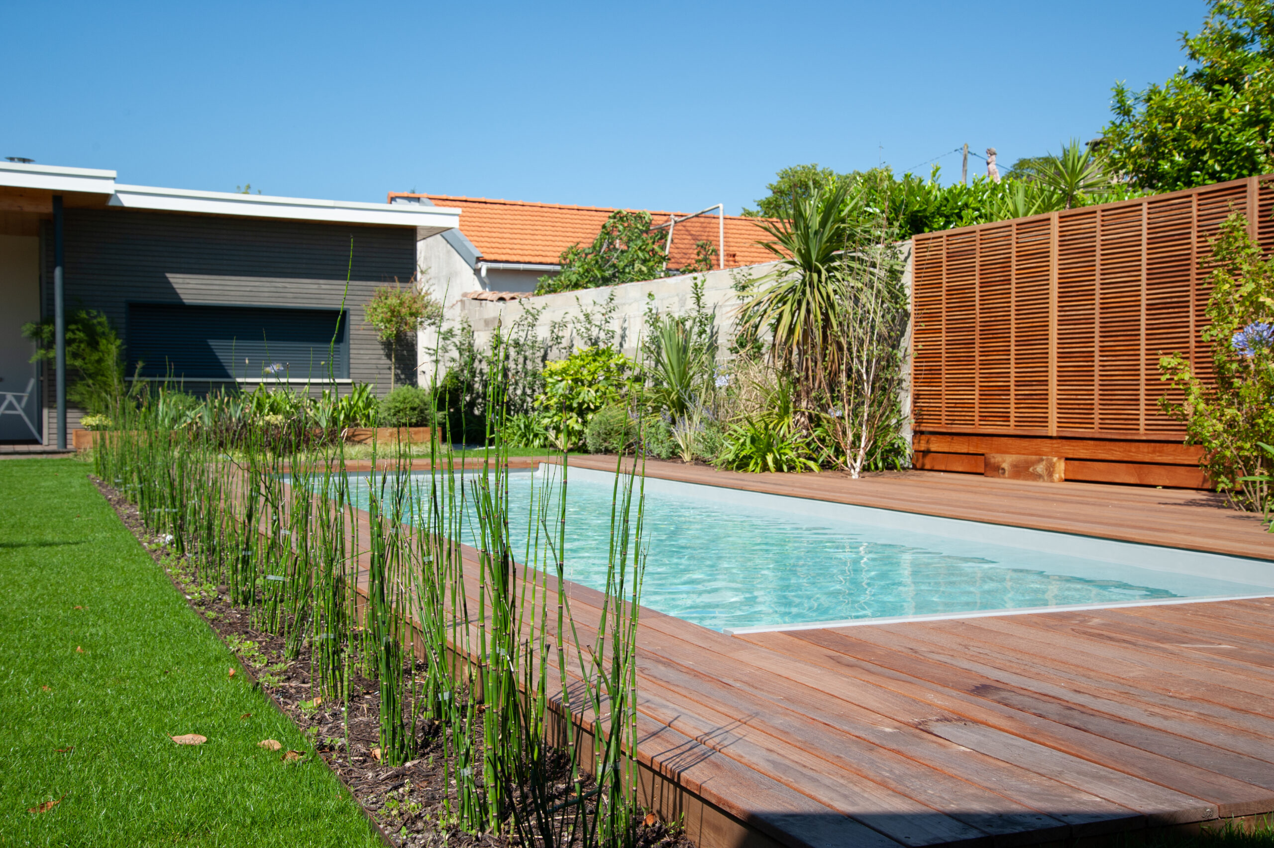 Structuration paysagère avec clôture bois et plantations d’arbustes en Gironde