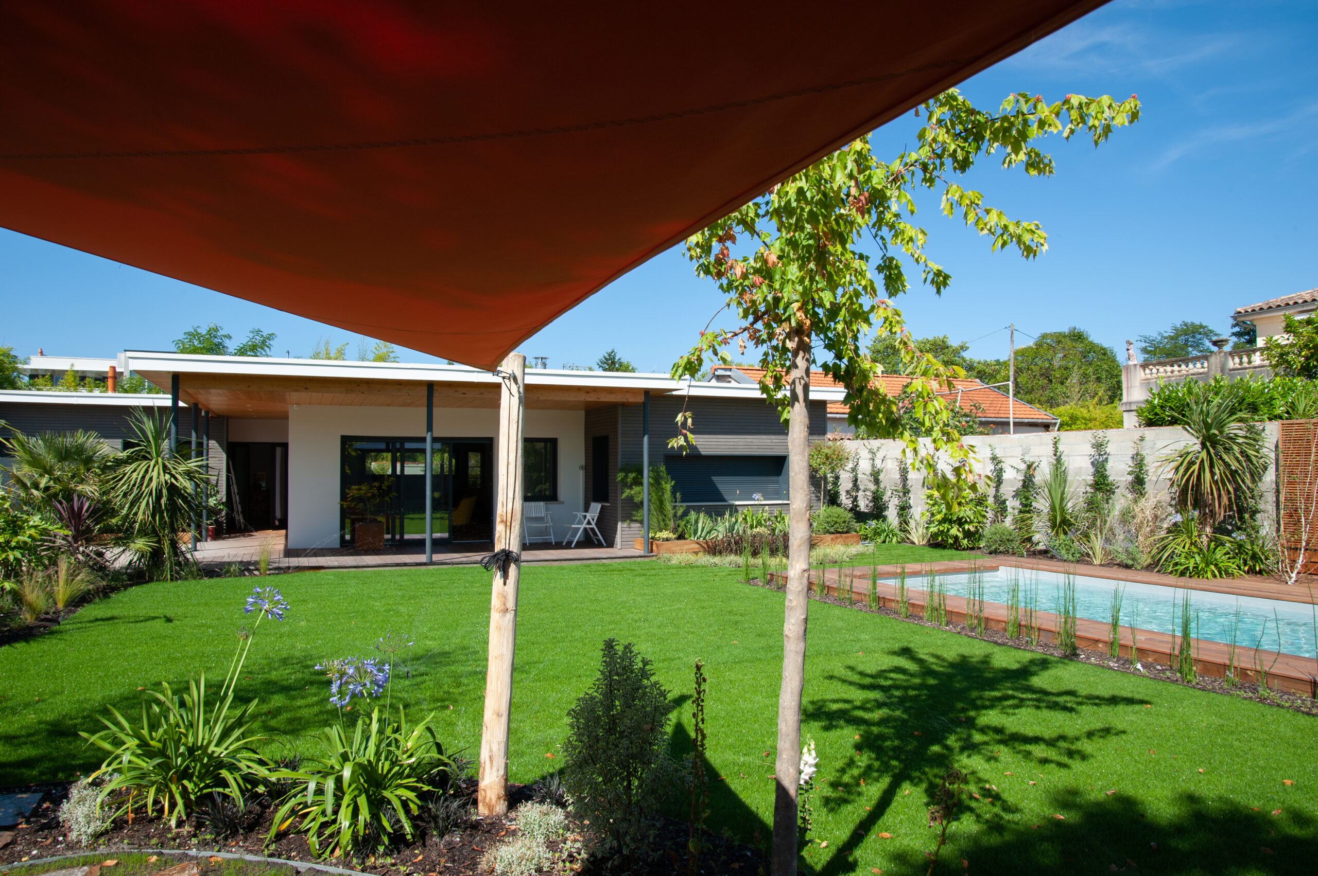 Création de jardin structuré avec terrasse bois et plantations locales à Libourne