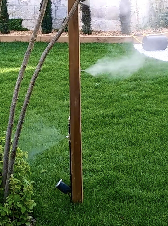 Système d’irrigation goutte-à-goutte installé dans massif paysager méditerranéen