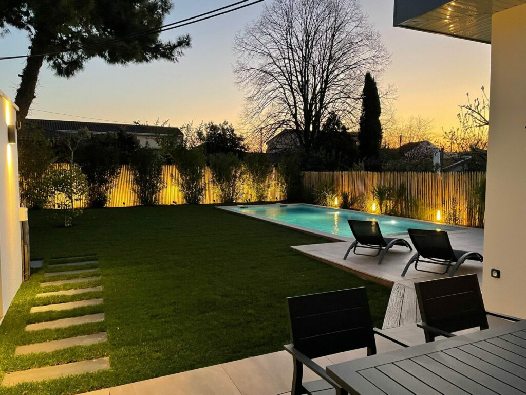 Jardin créé à Bordeaux, ambiance végétale et mise en lumière