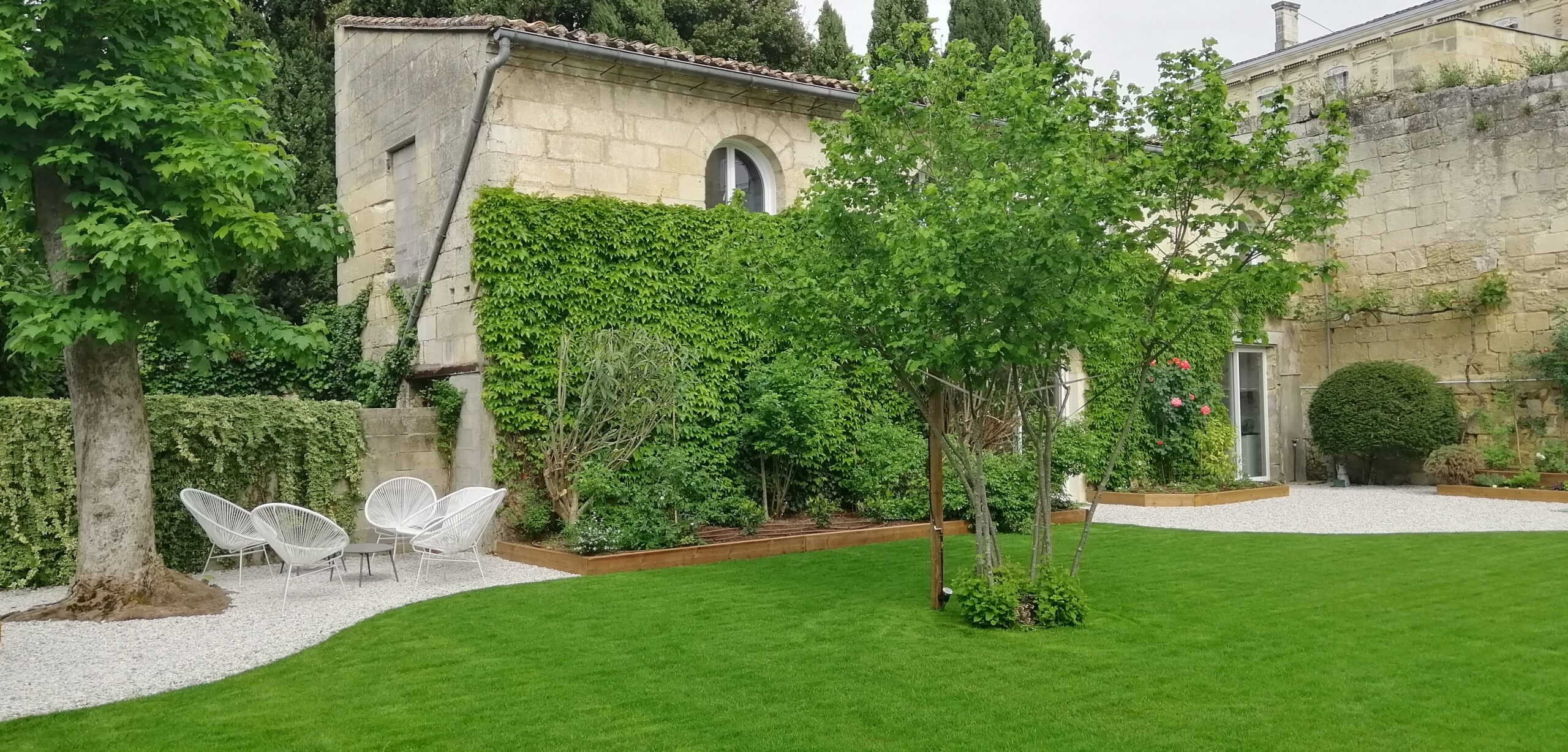 Terrasse bois intégrée dans un aménagement extérieur contemporain à Libourne