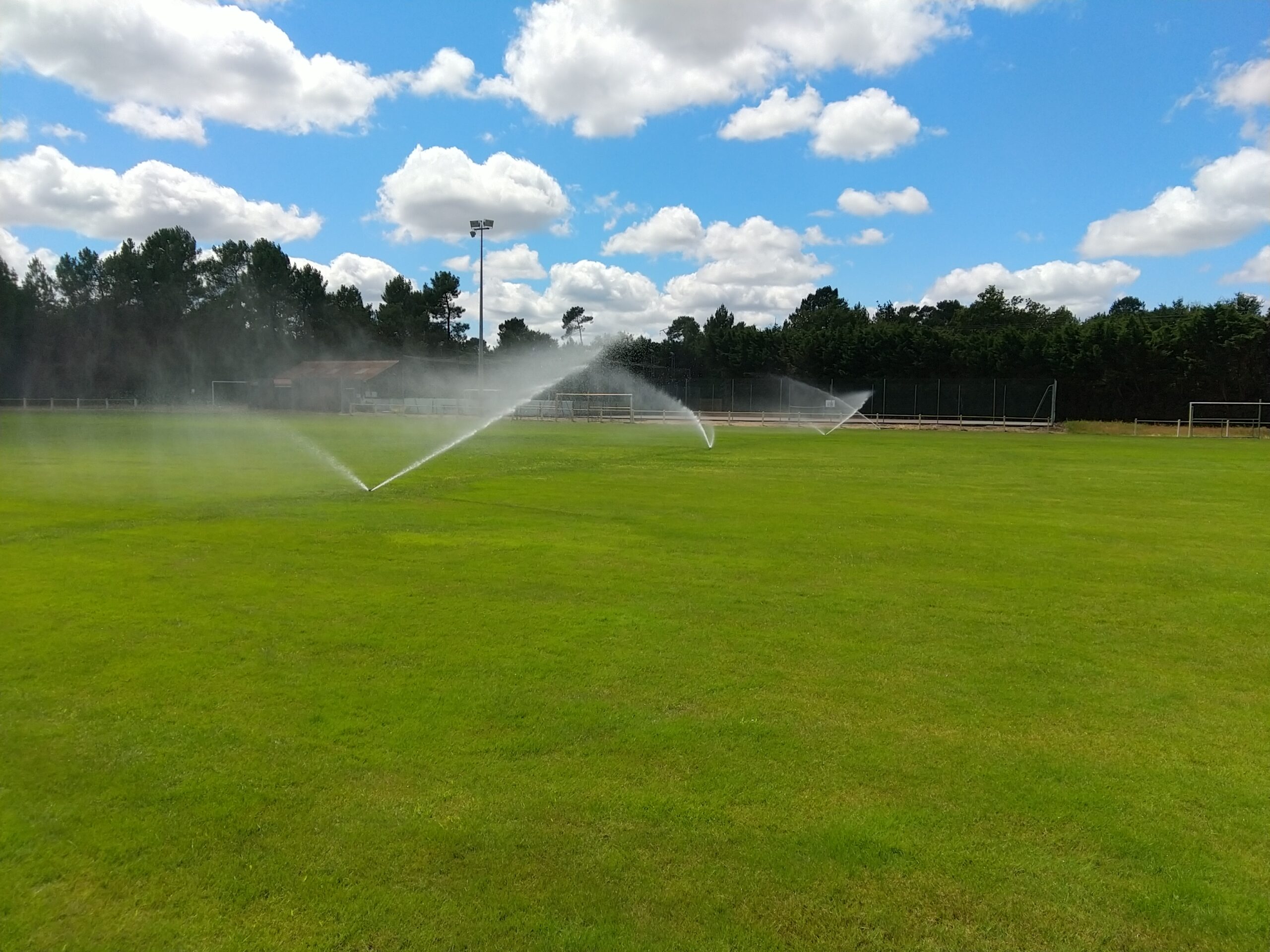 Installation professionnelle de pompe et régulation de pression pour arrosage automatique
