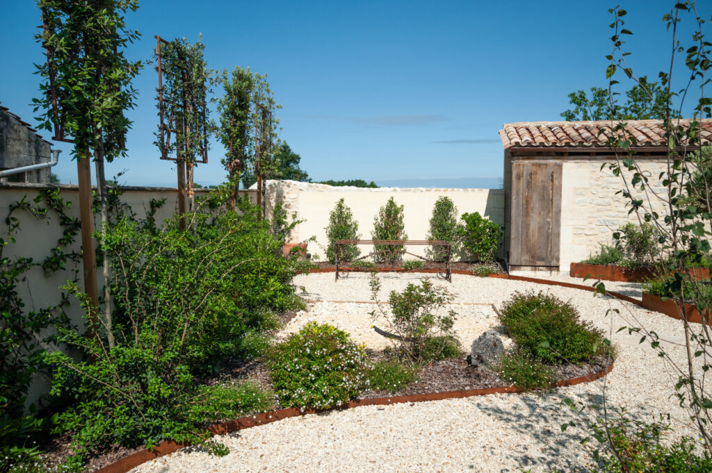 Délimitation d'espaces métal en corten rouillé - Desgin des jardins