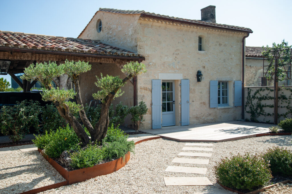 Plantation vieil olivier - Terrasses bois, allées minérales, jardins à Pomerol