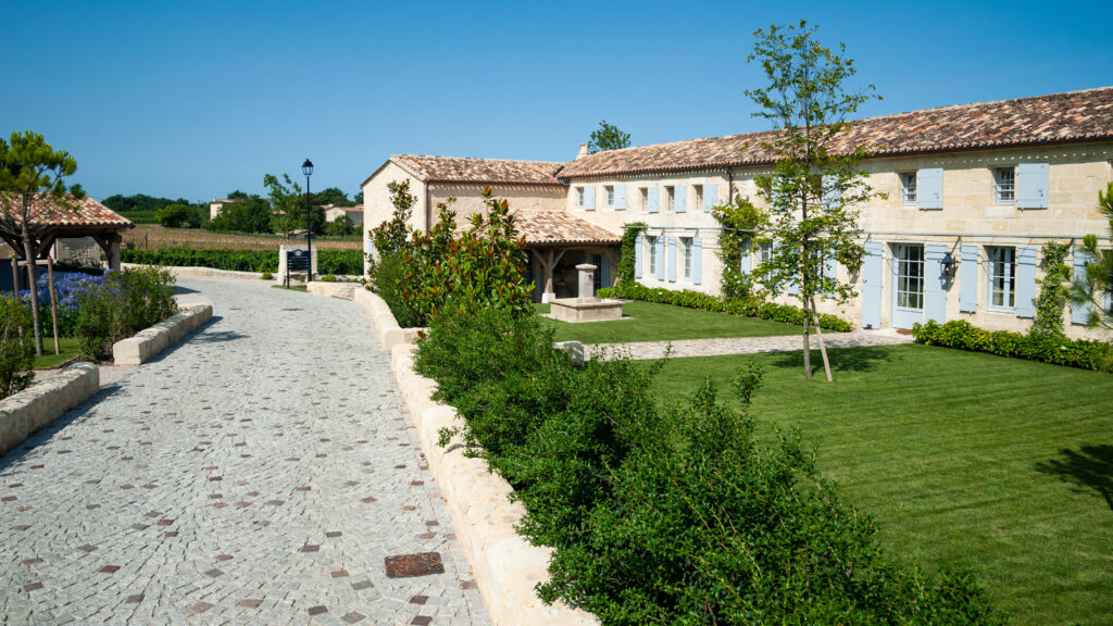 Un jardin propre et beau toute l'année grâce à Grandeur Nature, paysagiste premium à Libourne et Bordeaux