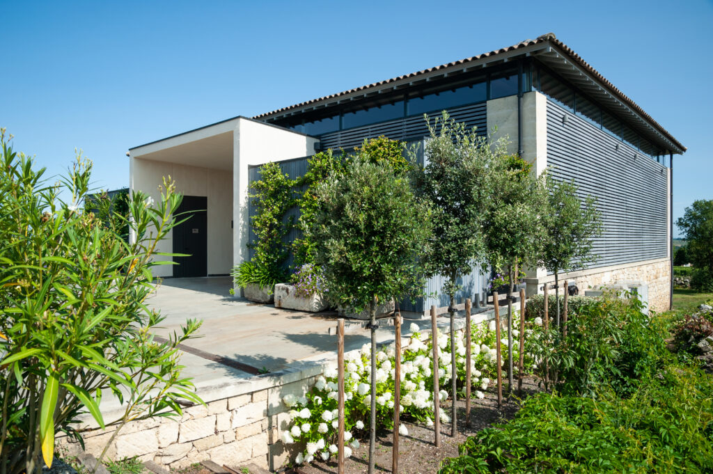 Plantation de sujets adultes, spécimens arbustifs ornementaux, délimitaiton d'espaces en maçonnerie - Paysagiste haut de gamme en Gironde