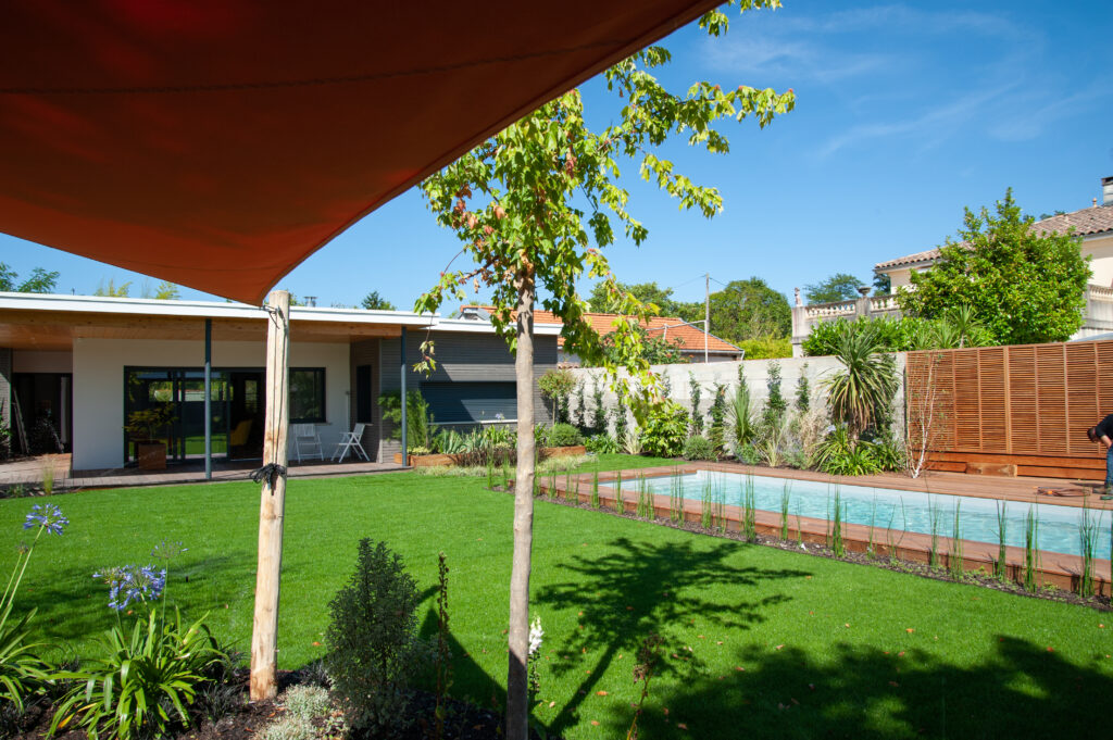 Pose voile d'ombrage semi-occultante d'extérieur - Jardin d'inspiration, écrin vert