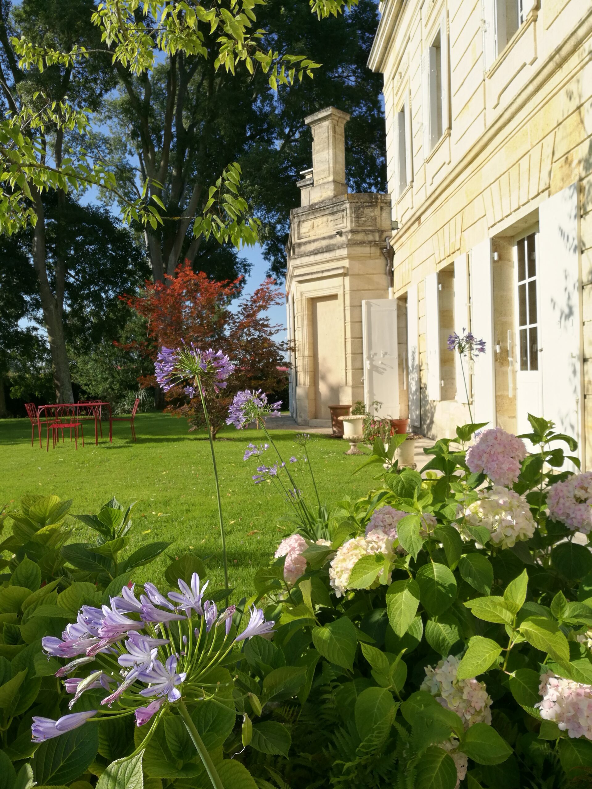 Jardin paysager moderne avec cheminement minéral près de Libourne en Gironde